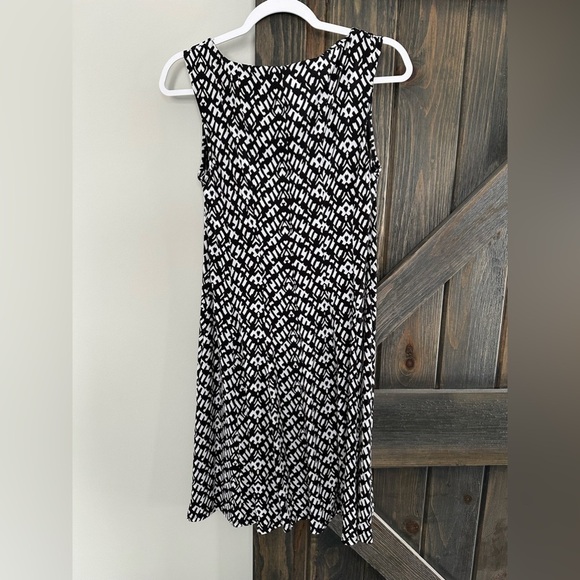 Connected Apparel Black and White Pleated Shift Dress Geometric Print Size 6 - Picture 2 of 3